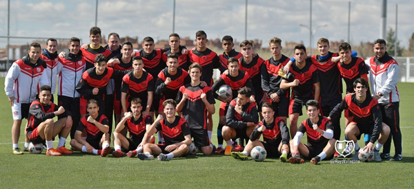 Jugadores del Juvenil A posando en una foto grupal | Fotografía: Rayo Vallecano S.A.D.