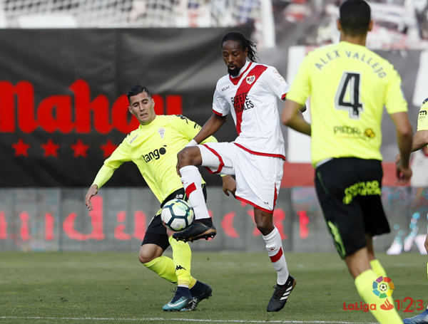 Abdoulaye Ba tratando de llevarse un balón | Fotografía: La Liga