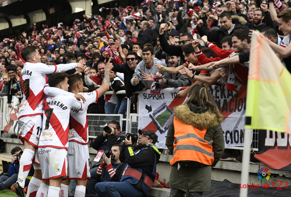 Jugadores del Rayo Vallecano celebrando un gol con la afición | Fotografía: La Liga