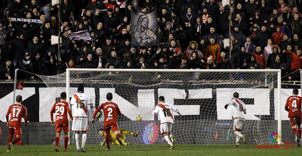 Trejo lanzando un penalti | Fotografía: La Liga