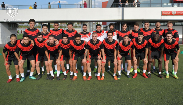 Jugadores y cuerpo técnico en la foto grupal | Fotografía: Rayo Vallecano S.A.D.