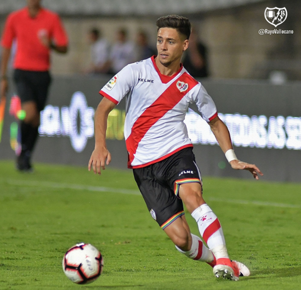Álex Moreno durante un partido de pretemporada | Fotografía: Rayo Vallecano S.A.D.