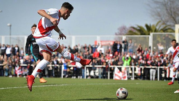 Alberto lanzando un balón | Fuente: @Albeerto_10