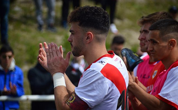 Alberto aplaudiendo a la afición | Fuente: @Albeerto_10