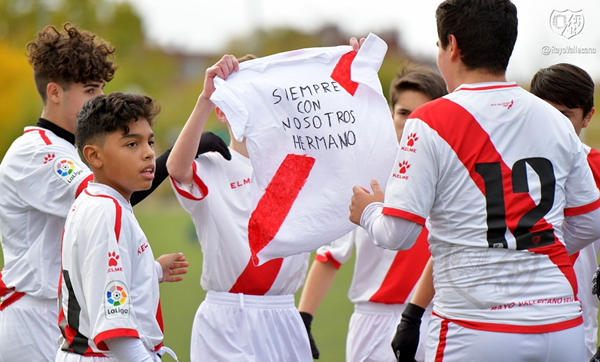 Jugadores del Cadete D portando una camiseta en homenaje a Jorge | Fotografía: Rayo Vallecano S.A.D.