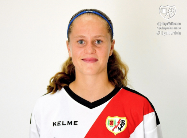 Eva Alonso con la elástica del Rayo Vallecano | Fotografía: Rayo Vallecano S.A.D.