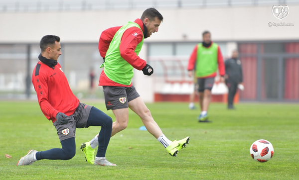 Tito tratando de enviar un balón durante un entrenamiento | Fotografía: Rayo Vallecano S.A.D.