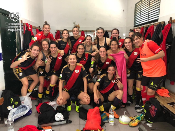 Jugadoras del Rayo Femenino celebrando una victoria | Fotografía: Rayo Vallecano S.A.D.