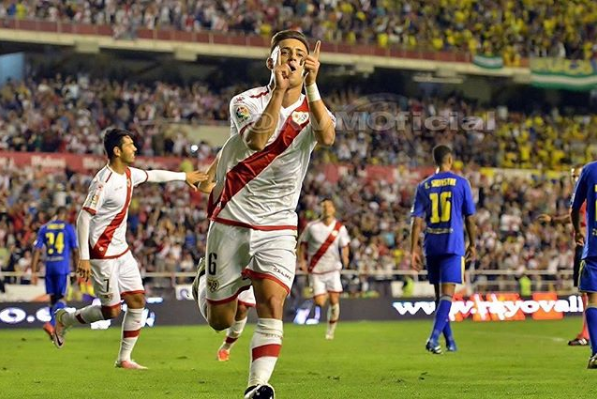 Álex Moreno celebrando su gol ante el Cádiz | Fotografía: Rayo Vallecano S.A.D.