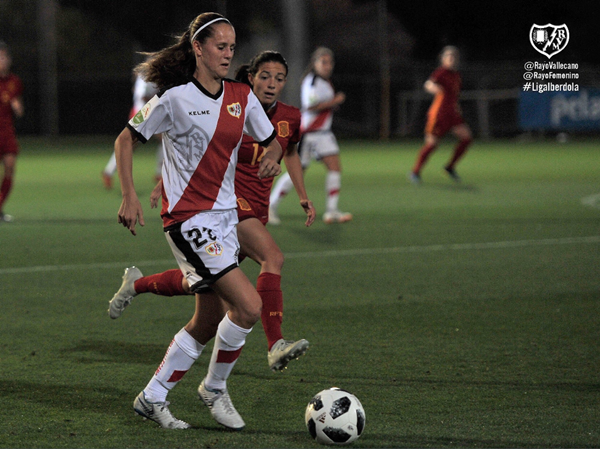 Eva Alonso conduciendo el esférico | Fotografía: Rayo Vallecano S.A.D.