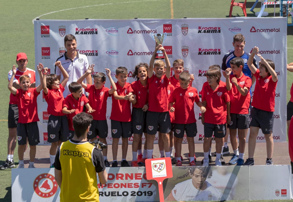 El Benjamín A recogiendo el premio de campeones de Liga | Fotografía: Rayo Vallecano S.A.D.