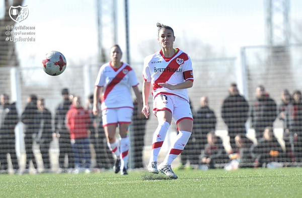 Laura Codonal enviando el esférico | Fotografía: Rayo Vallecano S.A.D.