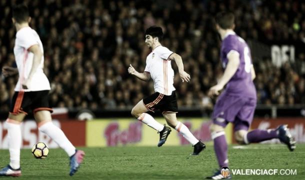 Carlos Soler ante el Real Madrid / Foto: Valencia CF