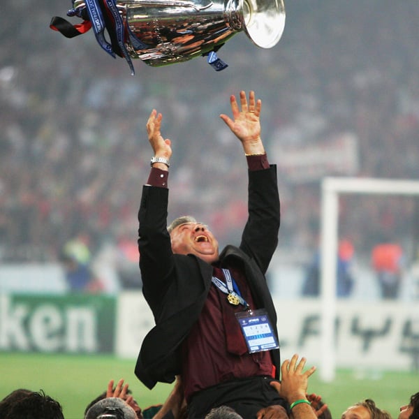 Carlo Ancelotti levanta la Champions con el Milan. Fuente: Página oficial de Carlo Ancelotti.