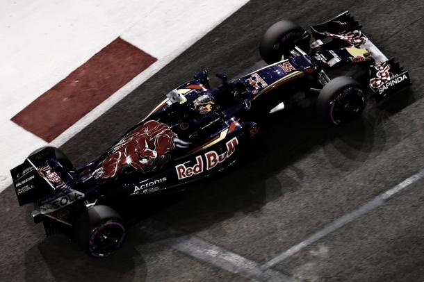 Sainz pegándose con su STR11 y su problema en el MGU-K | Fuente: @ToroRossoSpy