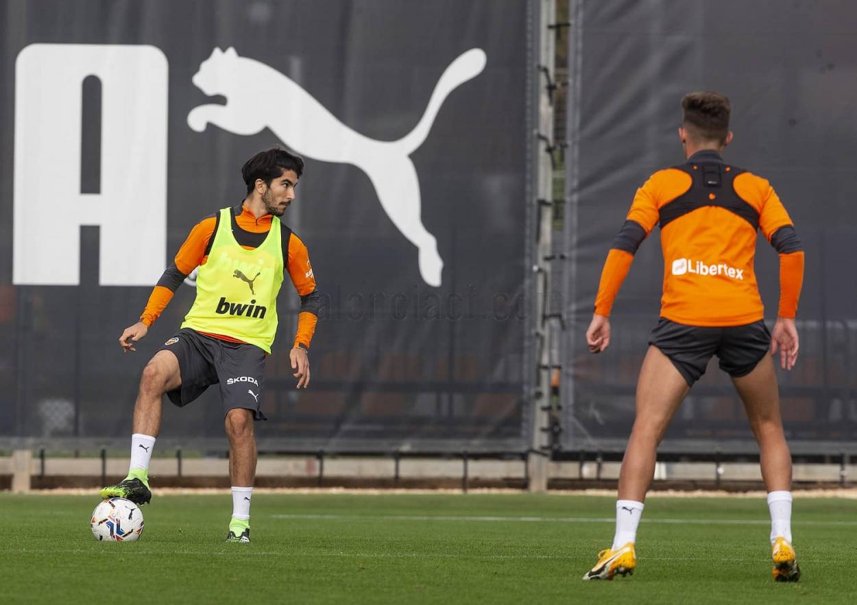 Carlos Soler en el entrenamiento semanal | Foto: Valencia CF