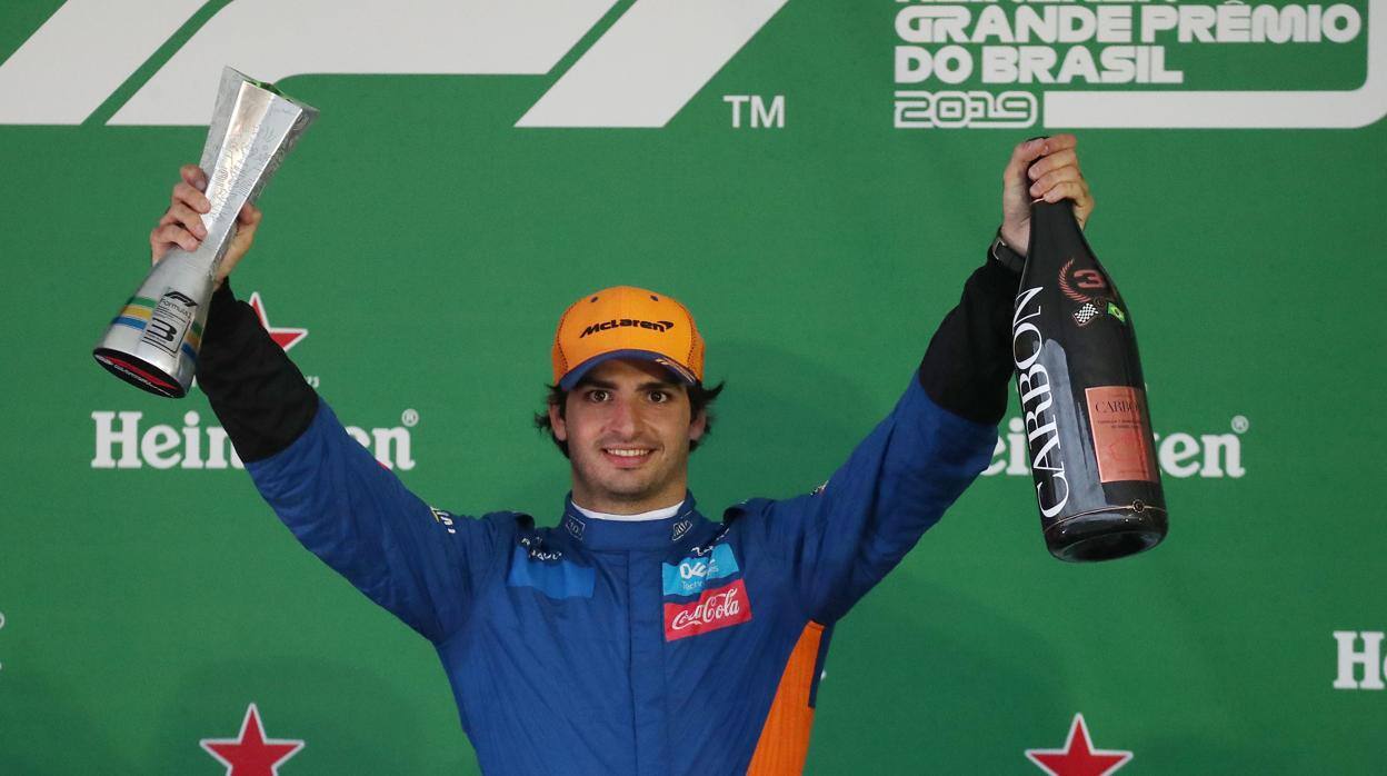 Primer podio de <strong><a  data-cke-saved-href='https://www.vavel.com/es/motor/2023/11/26/formula1/1164314-max-verstappen-cierra-la-temporada-con-victoria.html' href='https://www.vavel.com/es/motor/2023/11/26/formula1/1164314-max-verstappen-cierra-la-temporada-con-victoria.html'>Carlos Sainz</a></strong> como profesional / REUTERS