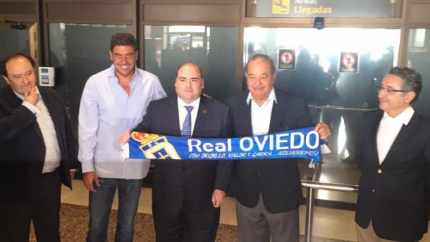 Carlos Slim y Arturo Elías posando con la bufanda del Real Oviedo. | Foto: El Desmarque