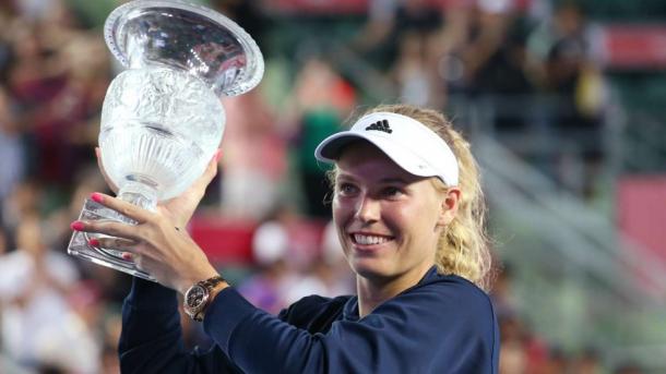 Wozniacki poses with the 25th title of her career in Hong Kong (Photo by K.Y. Cheng / South China Morning Post)