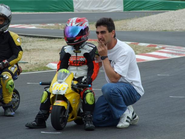 Los comienzos de Álex en minimotos, junto con su padre en pista. Imagen: blog personal del piloto.