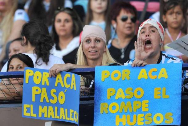 En la platea femenina aparecían carteles contra Tevez / Foto: Olé
