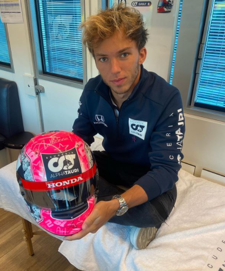 Pierre Gasly con el casco que llevará durante el GP de Bélgica en homenaje a su amigo Anthoine / Fuente: Instagram (@pierregasly)