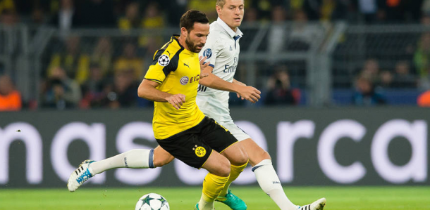 Gonzalo Castro controla el balón ante Kroos | Foto: Borussia Dortmund