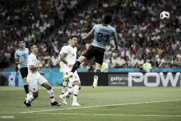 Edinson Cavani remata para hacer el primer gol frente a Portugal / Fuente: Getty Images