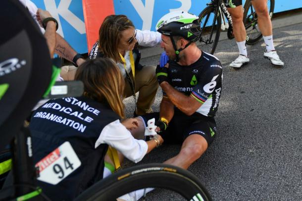 Mark Cavendish siendo atendido tras la dura caída ocasionada por Sagan | Foto: AFP