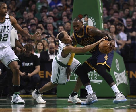  Boston Celtics guard Avery Bradley (0) attempts to steal the ball from Cleveland Cavaliers forward LeBron James (23). Photo:Bob DeChiara-USA TODAY Sports 