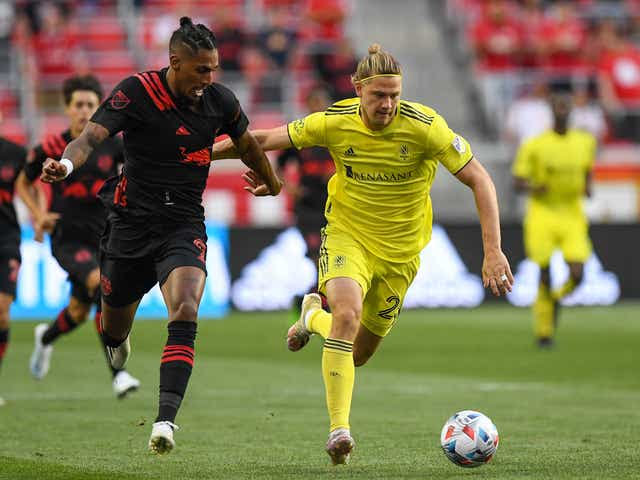 Fabio (l.) defends against Walker Zimmerman (r.) in the Red Bulls' victory/Photo: Dennis Schniedler/USA Today Sports