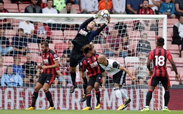 Begovic atajando un balón ante el Valencia en pretemporada. Fuente: Bournemouth (Twitter)