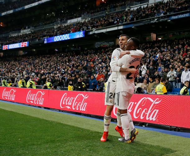 Ceballos abraza a Vinicius tras su gol I Foto: Real Madrid