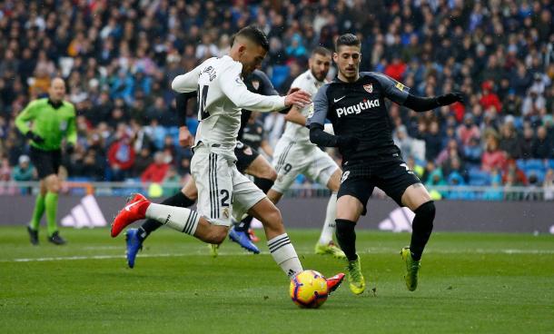 Ceballos frente a Escudero intenta central al área I Foto: Real Madrid