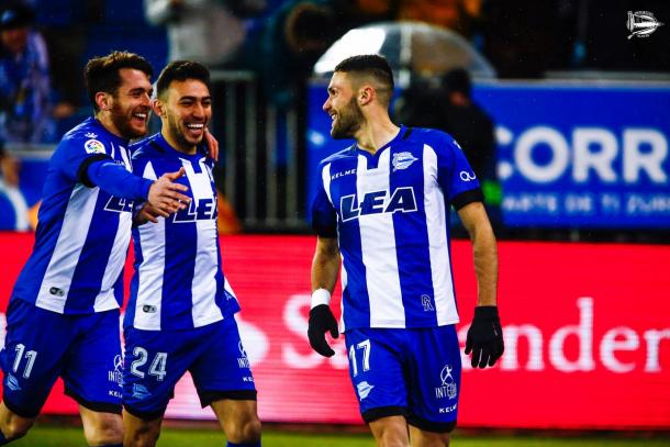 Ibai y Munir van a felicitar a Pedraza, tras su gol frente al Celta. Fuente: deportivoalaves.com