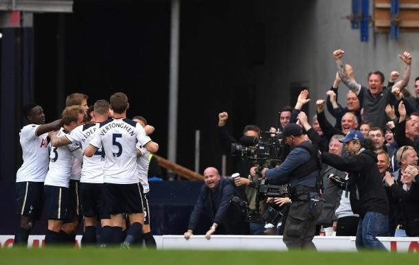 Los jugadores del Tottenham celebran uno de los goles | Fotografía: Premier League