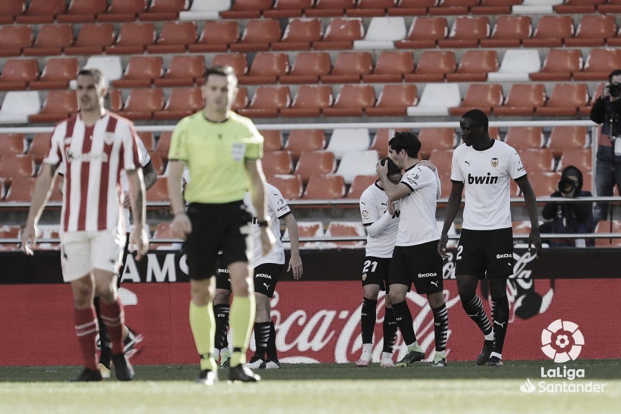 Carlos Soler adelanta al Valencia en el marcador./ Foto: LaLiga Santander