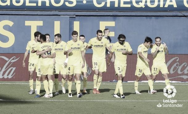 Parejo y Coquelin se abrazan en el gol de la victoria./ Foto: LaLiga Santander