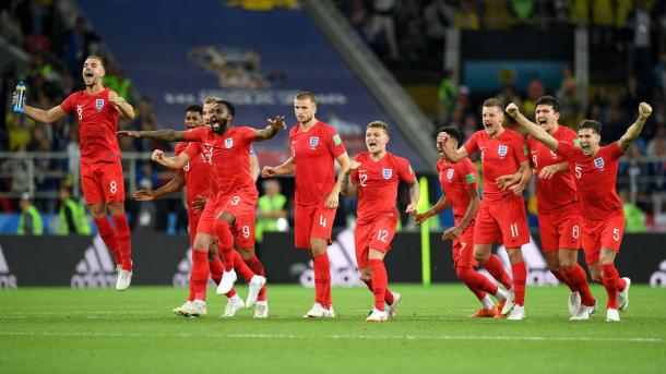 Los jugadores de Inglaterra celebrando el pase. Foto: FIFA vía Getty Images.