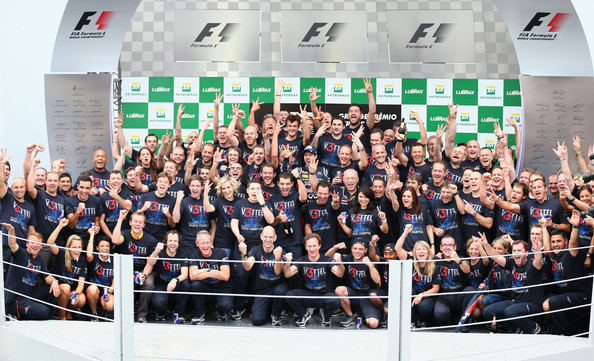 El equipo Red Bull celebrando del título de Sebastian Vettel en el podio | Imagen: Getty Images