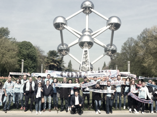  Aficionados del Celta ante el Atomium, en Bruselas // Suso Sánchez.