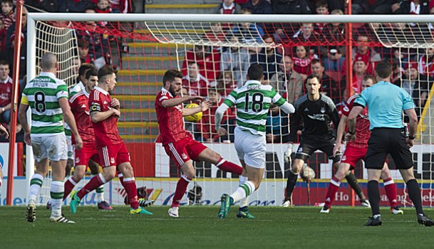 Rogic anotando el gol de la victoria frente al Aberdeen en el último partido del Celtic como visitante / FOTO: spl.co.uk