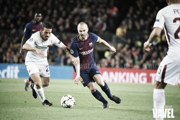 Andrés Iniesta controlando el balón junto a un rival l Foto: Noelia Déniz - VAVEL