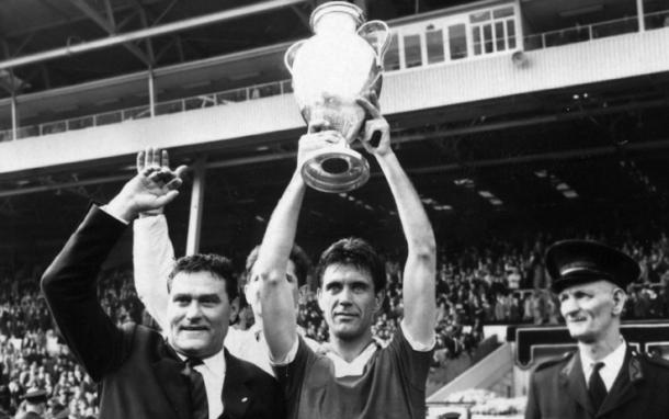 1963: Cesare Maldini il primo italiano a sollevare la Coppa dei Campioni, Sky.it