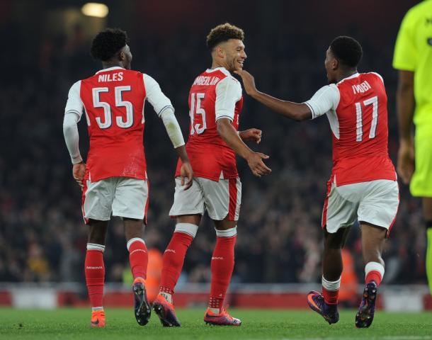 Oxlade-Chamberlain recibe las felicitaciones de sus compañeros tras uno de sus goles al Reading | Fotografía: Arsenal