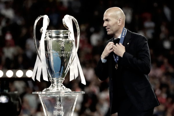Zinedine Zidane mira la décimo tercera copa de Europa del Real Madrid | Foto: Real Madird