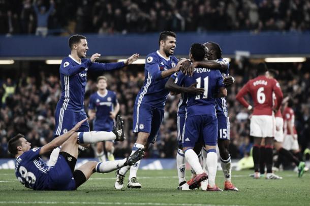 Chelsea celebrando frente al Manchester United. Foto: Premier League.