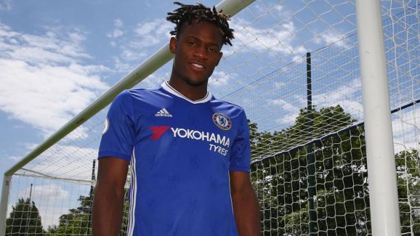 Michy Batshuayi been unveiled as a Chelsea FC player | Photo: Sky Sports 