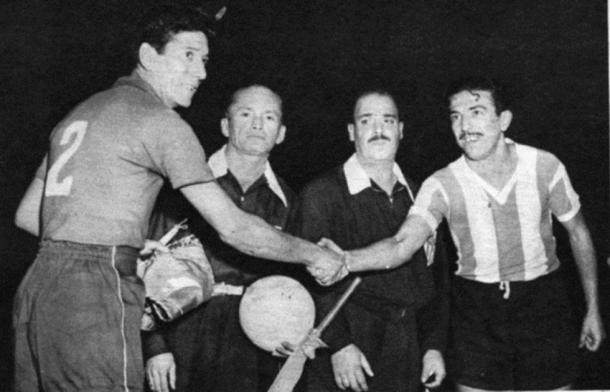Saludos de capitanes en la final del ´55 (Foto: AS).