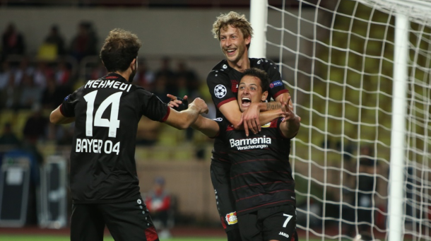 Chicharito celebra el gol junto a Kiessling y Mehmedi | Foto: Bayer Leverkusen